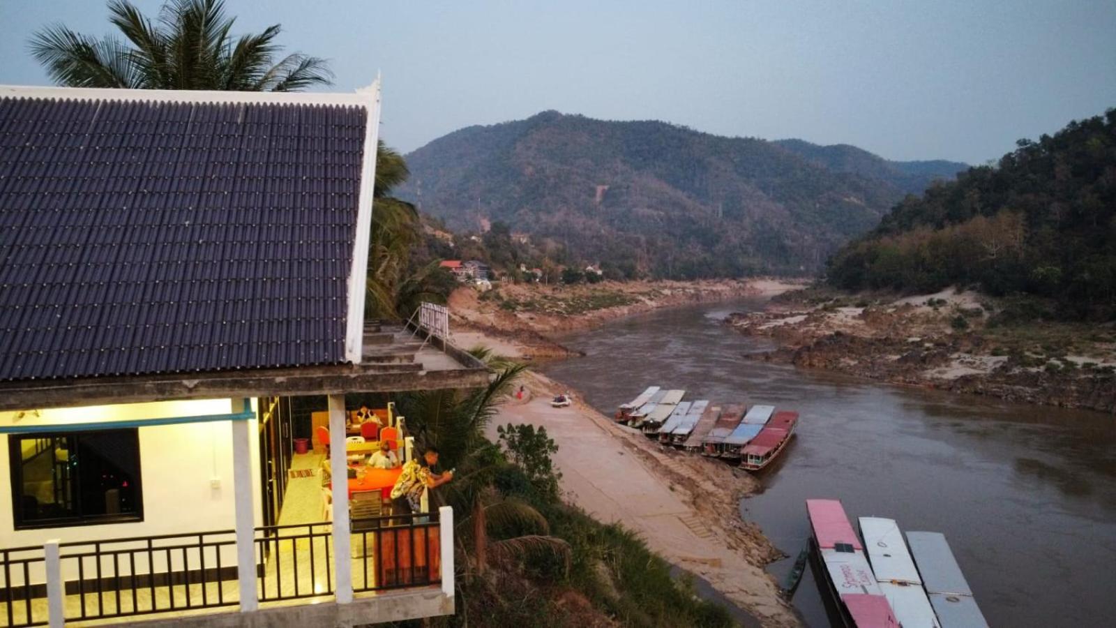 Inn Riverside Hostel Pb Pakbeng Exterior photo