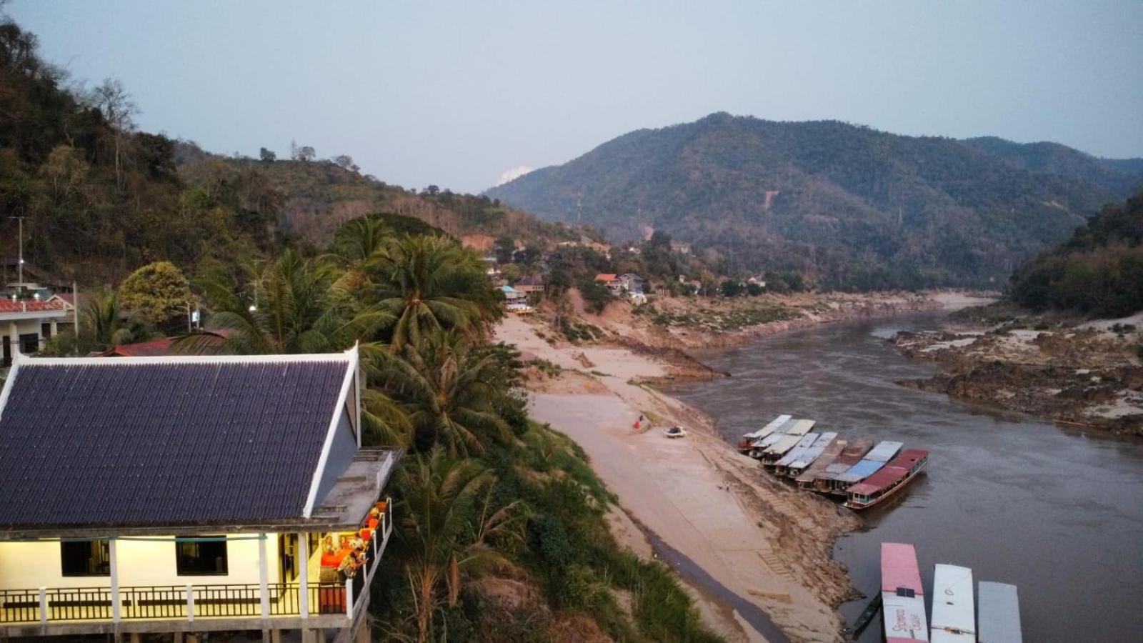 Inn Riverside Hostel Pb Pakbeng Exterior photo